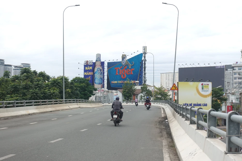 Cầu vượt Nguyễn Hữu Cảnh rất ít phương tiện di chuyển. Ảnh: ĐT.