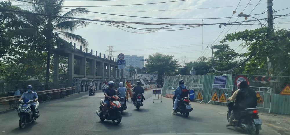 Sở GTVT TP điều chỉnh giao thông khu vực cầu cống đập Rạch Chiếc, TP Thủ Đức. Ảnh: ĐÀO TRANG.