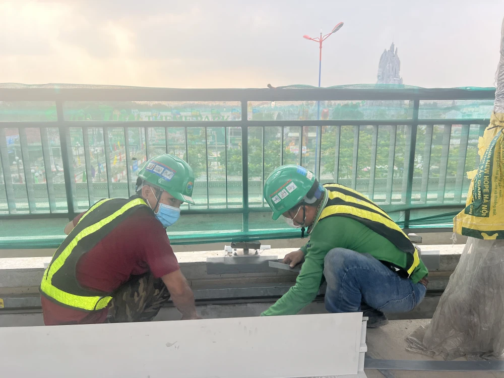 Hiện có khoảng 600-700 công nhân đang thi công ở những ga trên cao, tuyến metro số 1. Ảnh: ĐÀO TRANG.