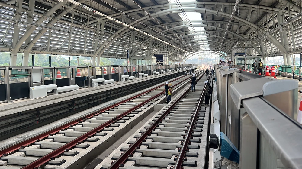 Các công nhân đang thi công ga trên cao - ga Đại học quốc gia. Ảnh: ĐÀO TRANG.