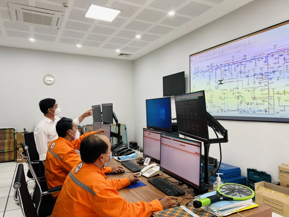 Công nhân trực vận hành 24/7 tại các điểm diễn ra các sự kiện dịp tếtNguyên Đán 2023.