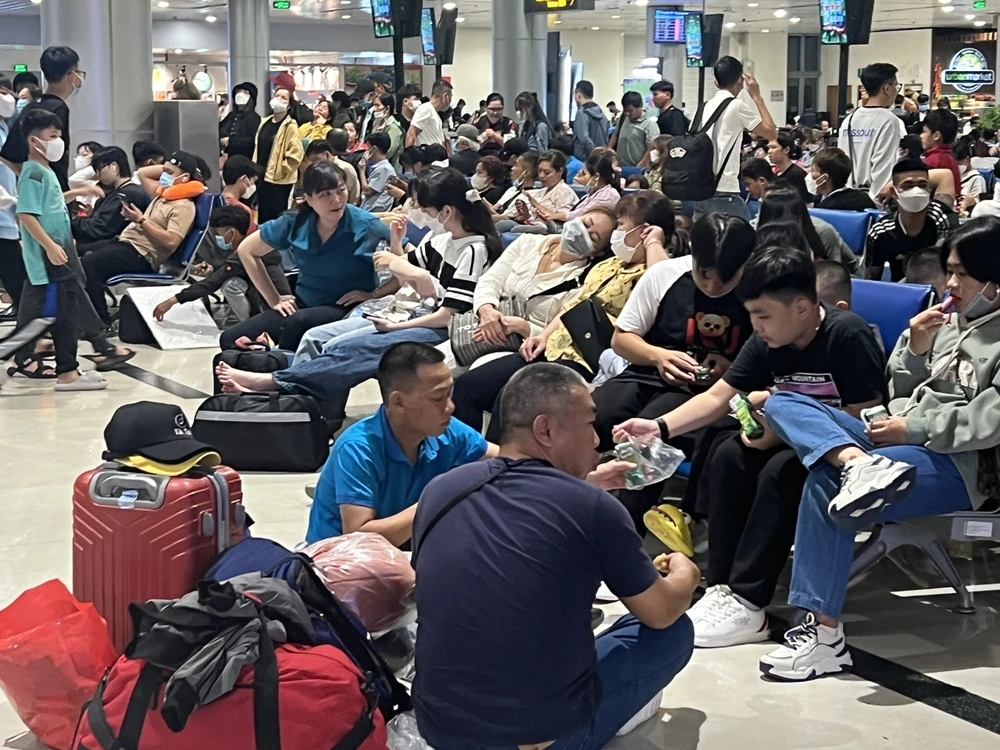 Nhiều hành khách phải ngồi dưới sảnh do thiếu ghế trong thời gian chờ bay.