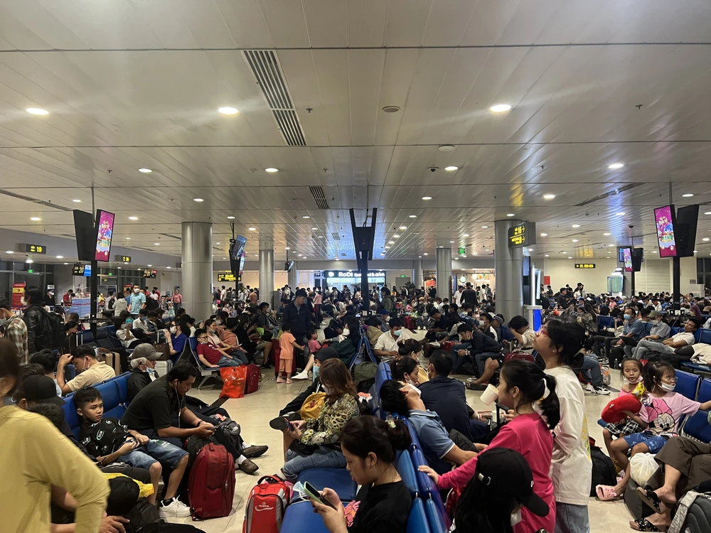 Các băng ghế đều kín chỗ, đông đúc hành khách.