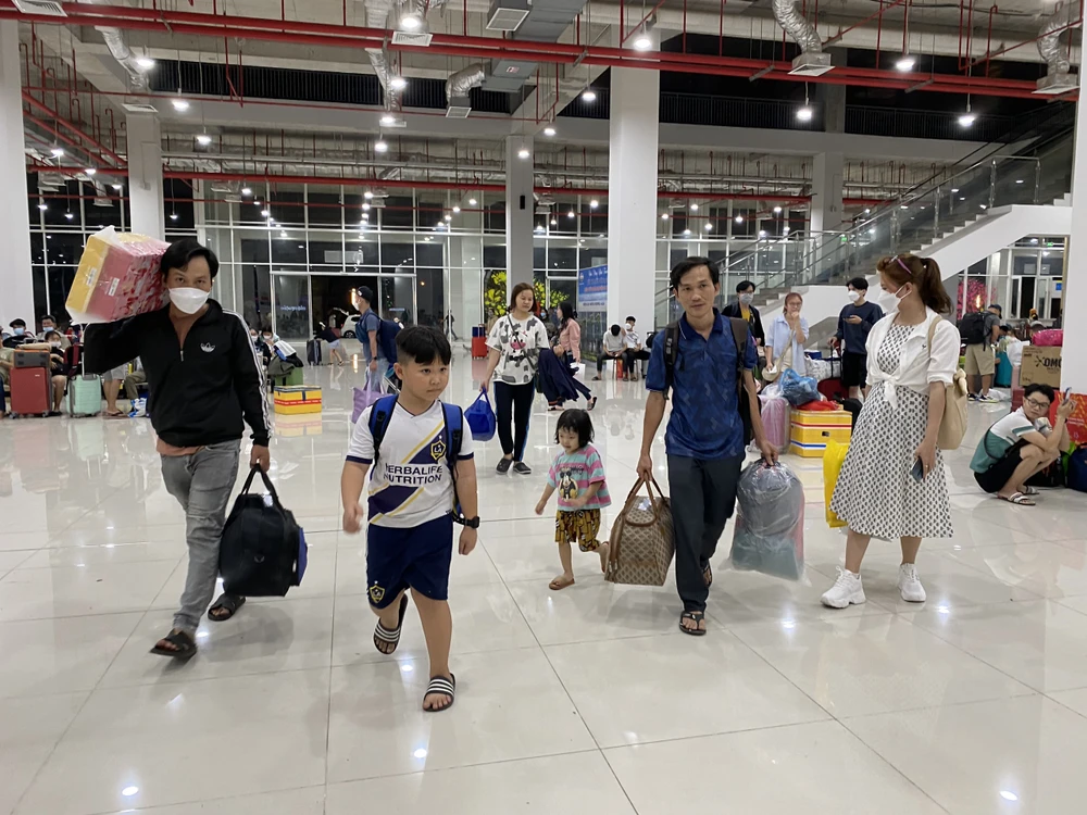 Hành khách mang theo đồ đạc lỉnh kỉnh trong đợt nghỉ tết Nguyên đán 2023.