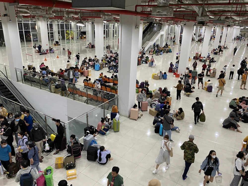 Đại diện Bến xe Miền Đông mới cho biết hiện nay lượng khách đến với bến xe đang đạt đỉnh, ước tính là 11.000 khách/ngày - đây là lượng khách đông nhất từ trước đến nay.