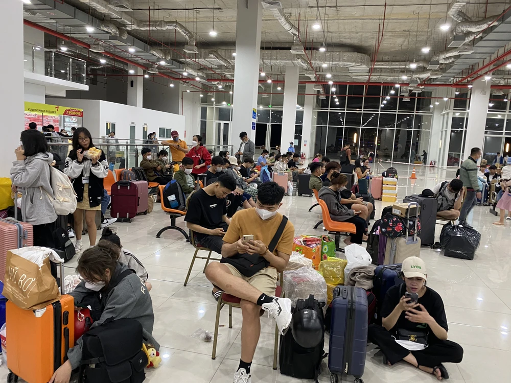 Bến xe Miền Đông mới cho biết lượng khách đến với bến tuy đông đúc song đây chưa phải là cao điểm của bến. Ước tính cao điểm của bến xe sẽ rơi vào ngày 27 và 28 tháng Chạp,