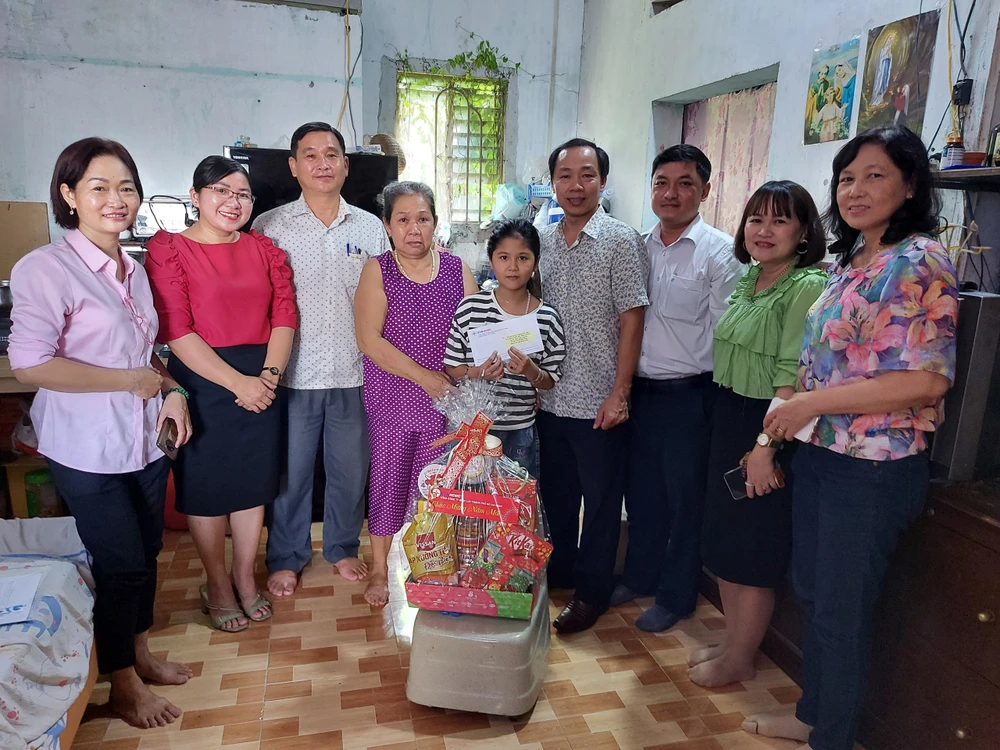 Công đoàn các công ty trực thuộc EVNHCMC đến nhà thăm và trao quà tết cho các em có hoàn cảnh đặc biệt vì COVID-19