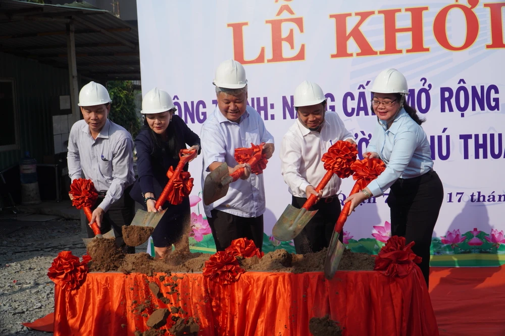 Trong sáng ngày 17-1, quận 7 cũng đã tổ chức lễ khởi công hẻm 1135 Huỳnh Tấn Phát, phường Phú Thuận. Ảnh: BẢO PHƯƠNG.