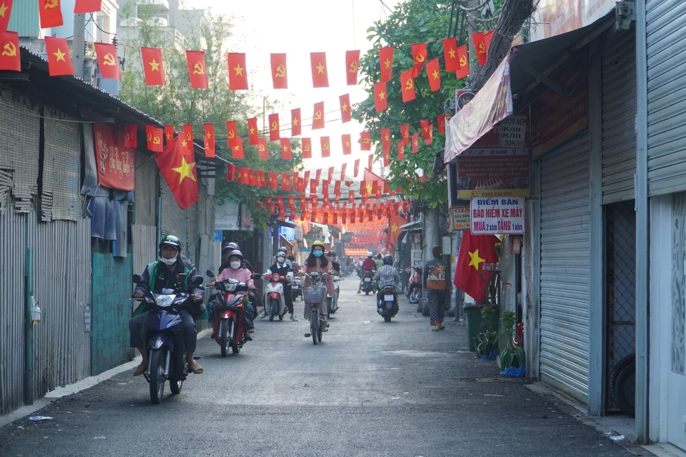 Tuyến hẻm Tân Thuận Tây tấp nập phương tiện đi lại. Ảnh: BẢO PHƯƠNG.