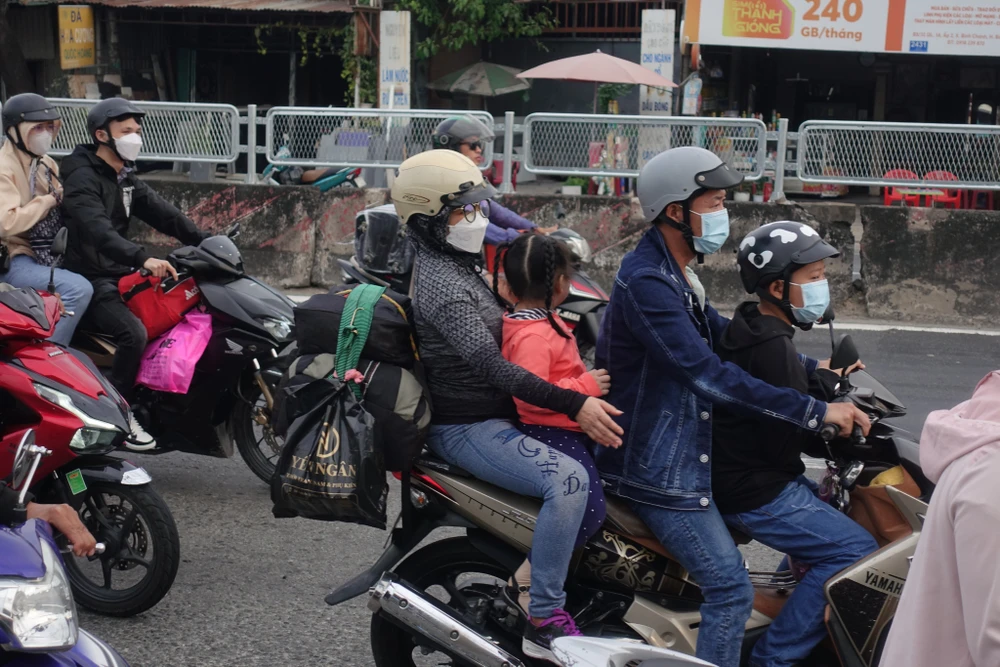 Người dân lỉnh kỉnh đồ đạc về quê ăn tết.