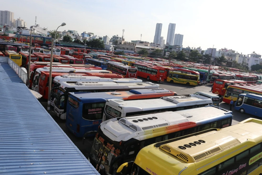 Các phương tiện đang chờ xuất bến.