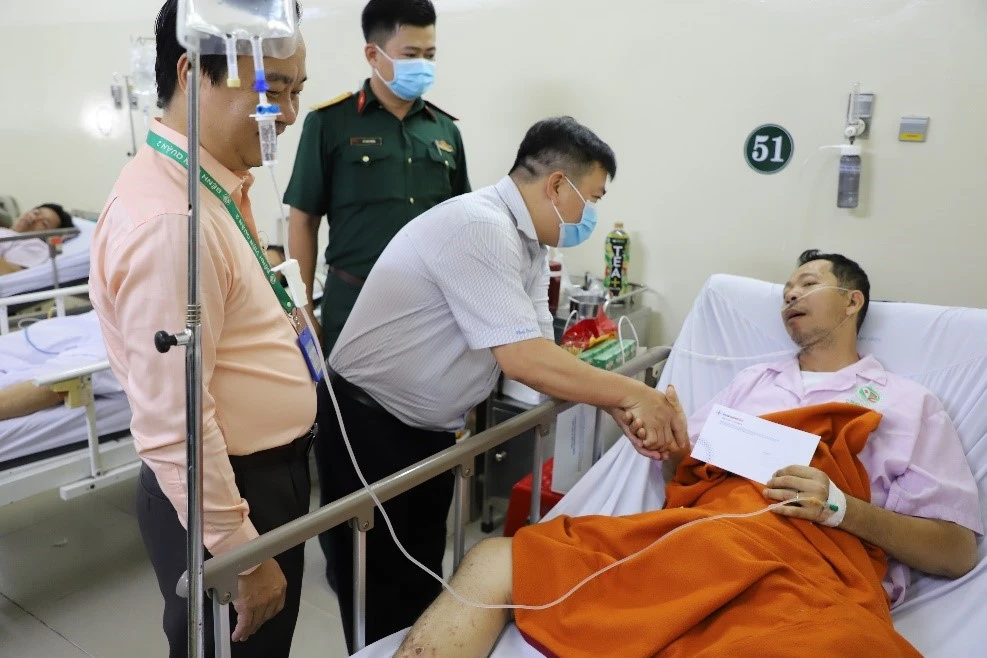 Đoàn thăm hỏi, động viên người bệnh đang điều trị tại bệnh viện.