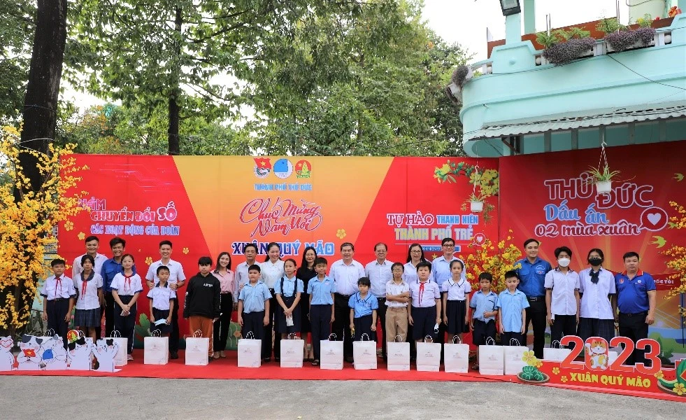 Đoàn trao tặng quà Tết cho các em học sinh.