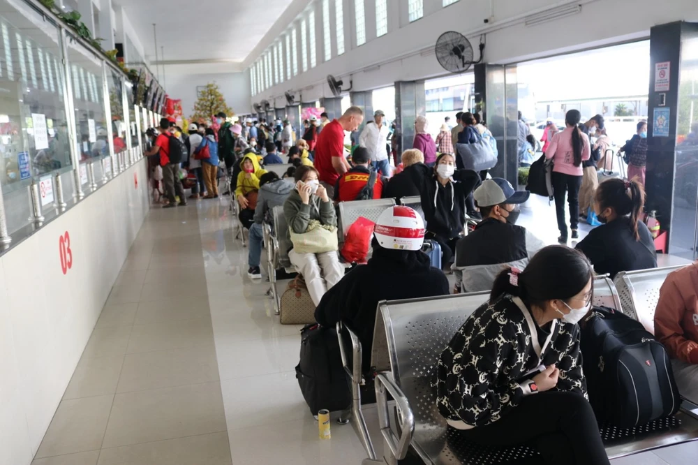 Hành khách ngồi chờ ở Bến xe Miền Tây.