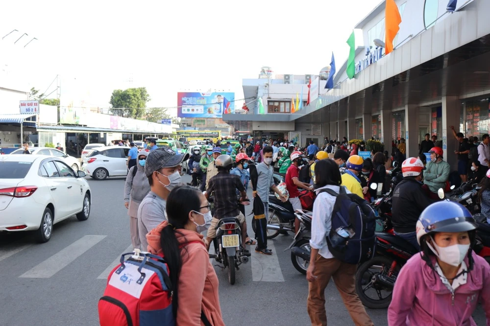 Khách về quê qua Bến xe Miền Tây đạt đỉnh ảnh 2