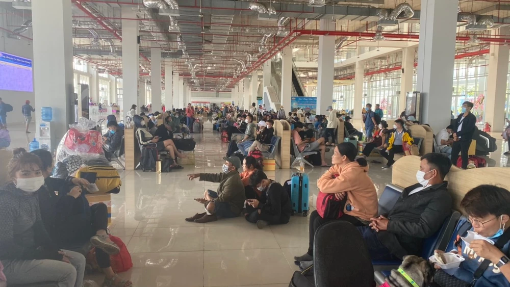 Người dân đi lại đông đúc ở Bến xe Miền Đông mới.