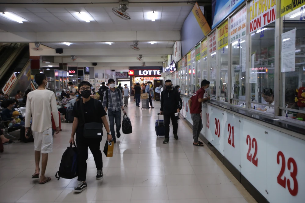 Hành khách đi qua Bến xe Miền Đông.