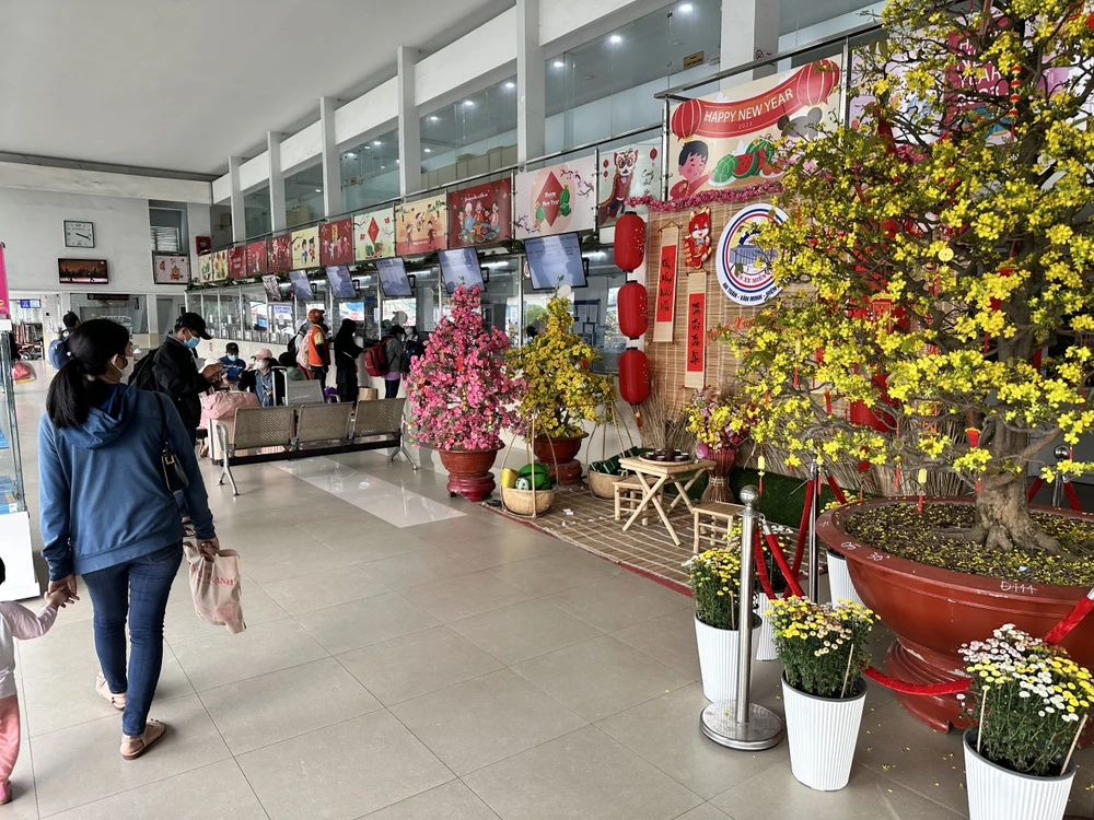 Hành khách thông thoáng tại Bến xe Miền Tây. Ảnh: CTV Hành khách thông thoáng tại Bến xe Miền Tây. Ảnh: CTV