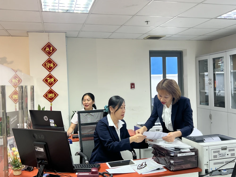 Đội dịch vụ khách hàng, Công ty Điện lực Tân Bình trao đổi, triển khai các công việc trong ngày đầu năm mới. Ảnh: ĐÀO TRANG.