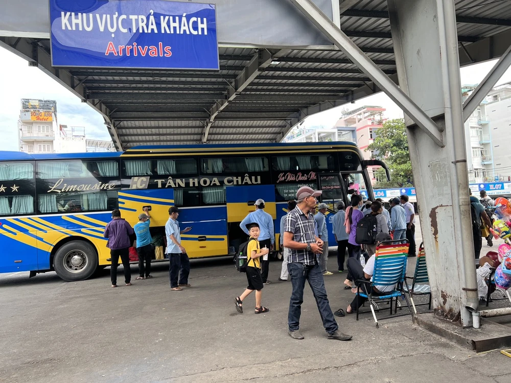 Người dân quay trở lại TP sau chuỗi ngày nghỉ tết và dự kiến những ngày tới lượng khách qua các bến xe tiếp tục tăng cao. Ảnh: CTV.