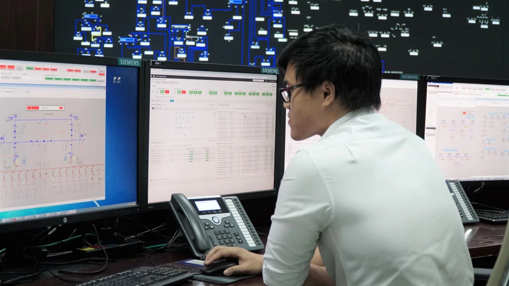Theo dõi tình trạng vận hành của hệ thống điện 21 tỉnh phía Nam tại trung tâm điều hành SCADA.
