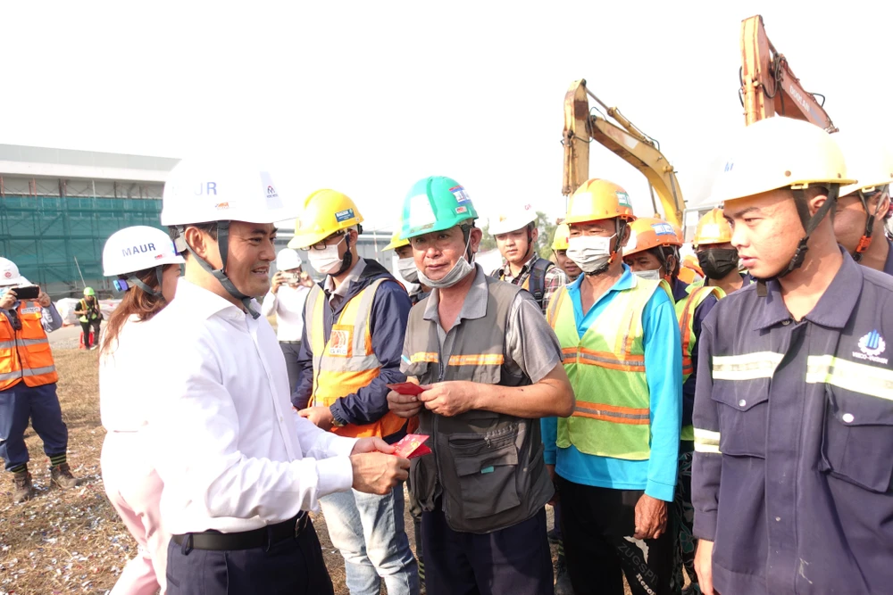 Phó Chủ tịch UBND TP Bùi Xuân Cường chúc tết, động viên công nhân trong ngày đầu khai xuân. Ảnh: ĐT.