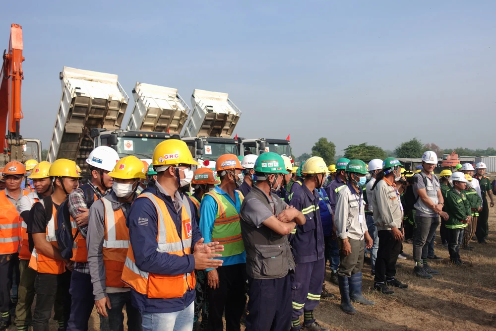 Các công nhân tham gia xây dựng tuyến metro số 1. Ảnh: ĐT.