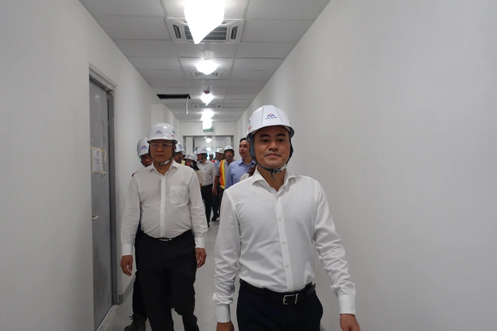 Lãnh đạo TP và các đại biểu tham quan các hạng mục tại Depot Long Bình, TP Thủ Đức.