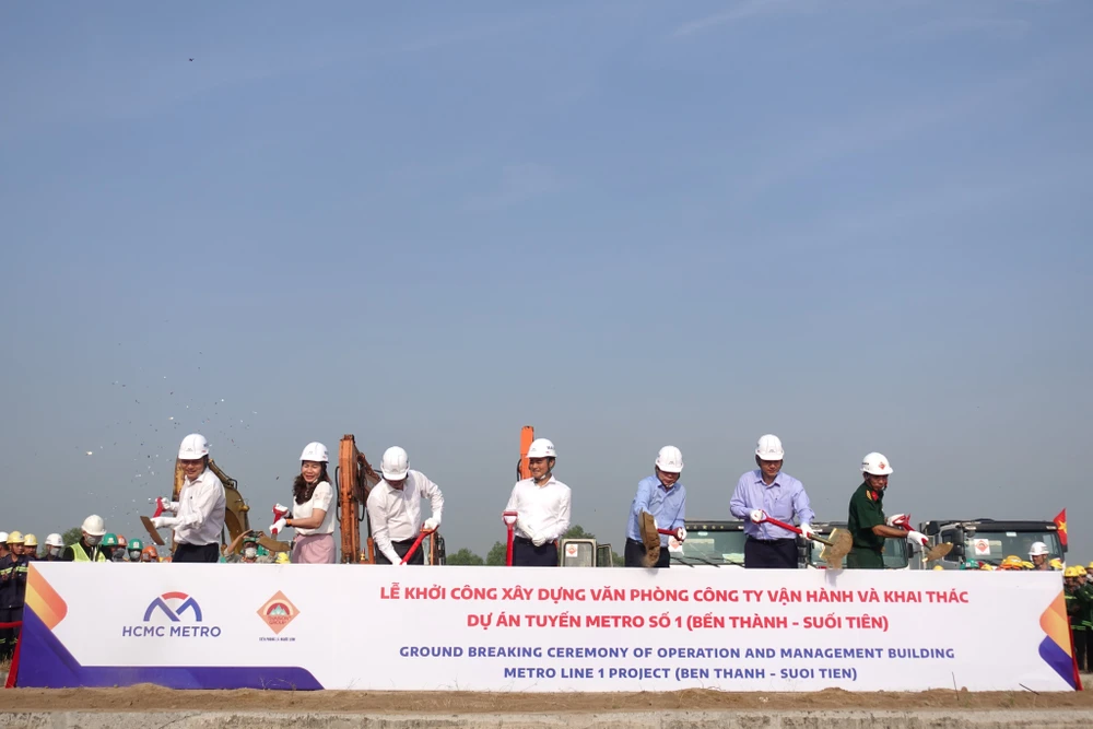 Phó Chủ tịch UBND TP Bùi Xuân Cường và các đại biểu làm lễ khởi công dự án. Ảnh: ĐT.