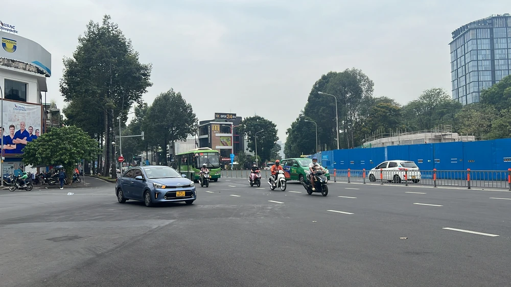 Tại buổi làm việc đầu năm ngày 31-1, Phó Chủ tịch UBND TP.HCM Bùi Xuân Cường cho biết mặt bằng khu vực vòng xoay Quách Thị Trang, quận 1 đã được hoàn trả và tổ chức giao thông. Từ đó đáp ứng nhu cầu đi lại của người dân và hoàn chỉnh diện mạo đô thị TP.