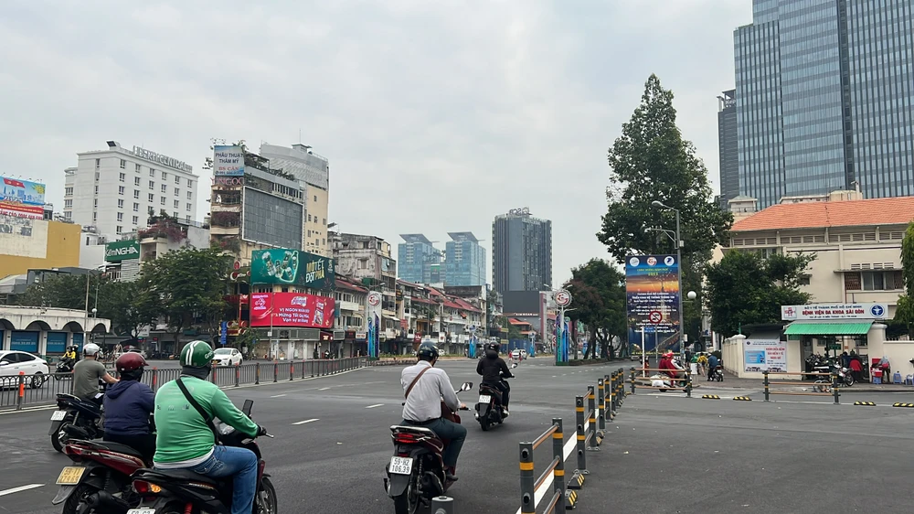 Hướng lưu thông từ đường Trần Hưng Đạo về khu vực phố đi bộ Nguyễn Huệ thông thoáng. Tại các làn đường đều có dải phân cách để phân luồng, điều tiết giao thông.