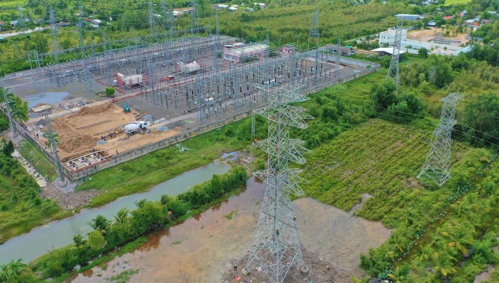 Giai đoạn tiếp theo, EVNSPC sẽ triển khai các công trình đồng bộ các cấp điện áp 22kV-110kV-220kV bao gồm: Dự án tái cấu trúc lưới điện Phú Quốc; hoàn thành phần còn lại của đường dây 110kV Phú Quốc-Nam Phú Quốc; trạm ngắt 110kV Phú Quốc; đường dây 110kV Phú Quốc-Bắc Phú Quốc và trạm biến áp 110kV Bắc Phú Quốc theo đúng quy hoạch điện lực đã được phê duyệt.