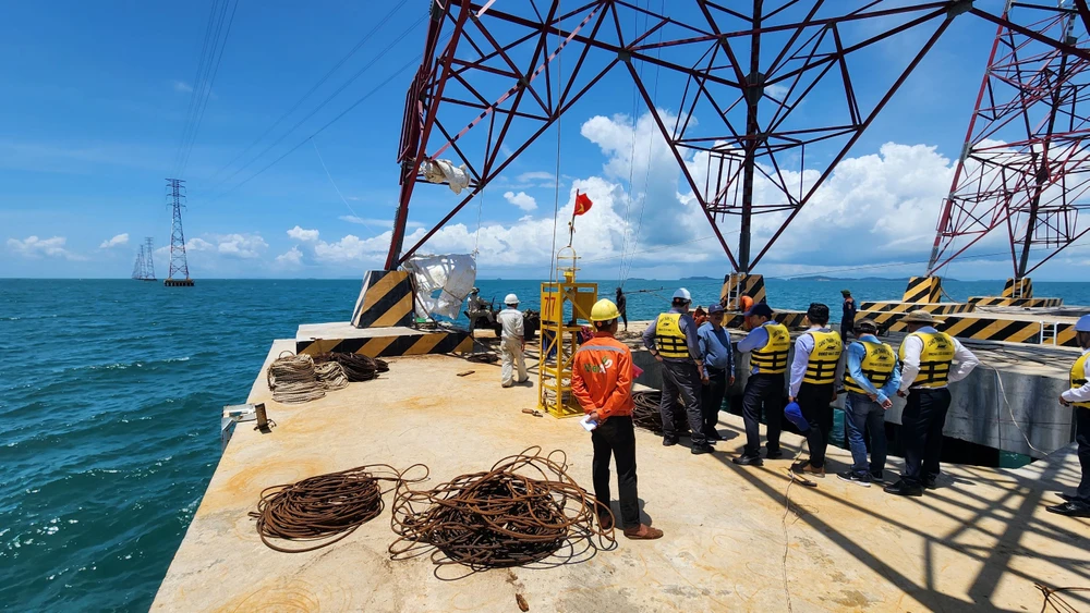 Công trình đường dây 220kV trên không vượt biển với quy mô 2 mạch. Tổng chiều dài 80,4 km, trong đó đoạn trên bờ dài 12,6 km, đoạn trên biển dài 64,7 km, đoạn trên đảo dài 3,1 km. Dự án có 169 vị trí cột, trong đó đoạn trên biển gồm 117 vị trí cột với thiết kế đặc biệt, gồm cột tháp sắt 2 mạch trên không mạ và sơn chống muối biển, tiết diện dây dẫn phân pha 2xAACKP-400/95.