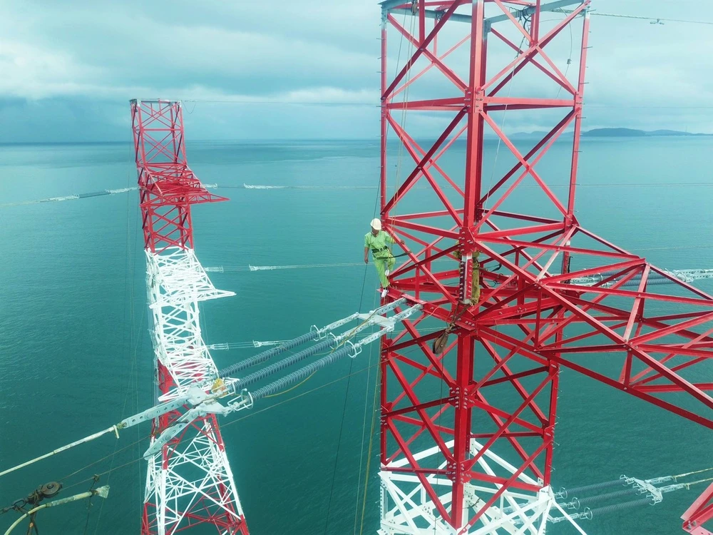 Đường dây điện vượt biển 220kV Kiên Bình – Phú Quốc được xây dựng đảm bảo tĩnh không hàng hải, có hệ thống cảnh báo an toàn hàng không theo quy định. Đồng bộ với công trình đường dây 220kV Kiên Bình - Phú Quốc giai đoạn 1, còn có công trình Trạm biến áp 110 kV Nam Phú Quốc có công suất thiết kế là 2 máy x 63MVA.