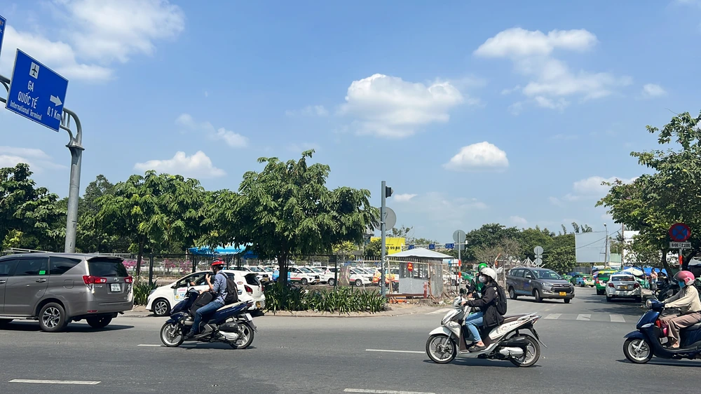 Trước đó, để đảm bảo nhu cầu đi, phục vụ người dân trong dịp tết Nguyên đán 2023, UBND TP.HCM đã cho phép lập bãi đệm taxi miễn phí trên đường Bạch Đằng - Hồng Hà - Trường Sơn. Ảnh: ĐT.