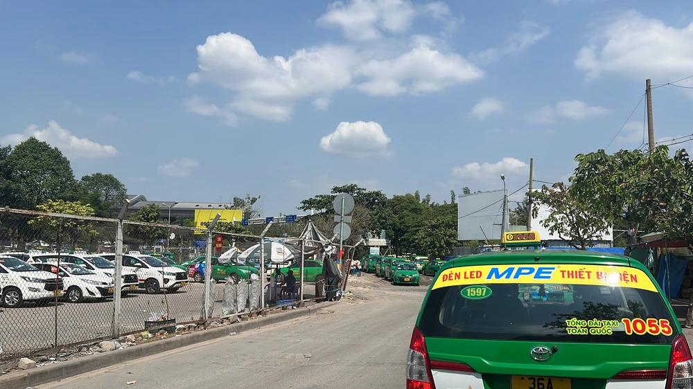 Hiện bãi đệm taxi này có thể chứa được khoảng 100 vị trí đậu để xếp hàng chờ tài. Ảnh: ĐT.