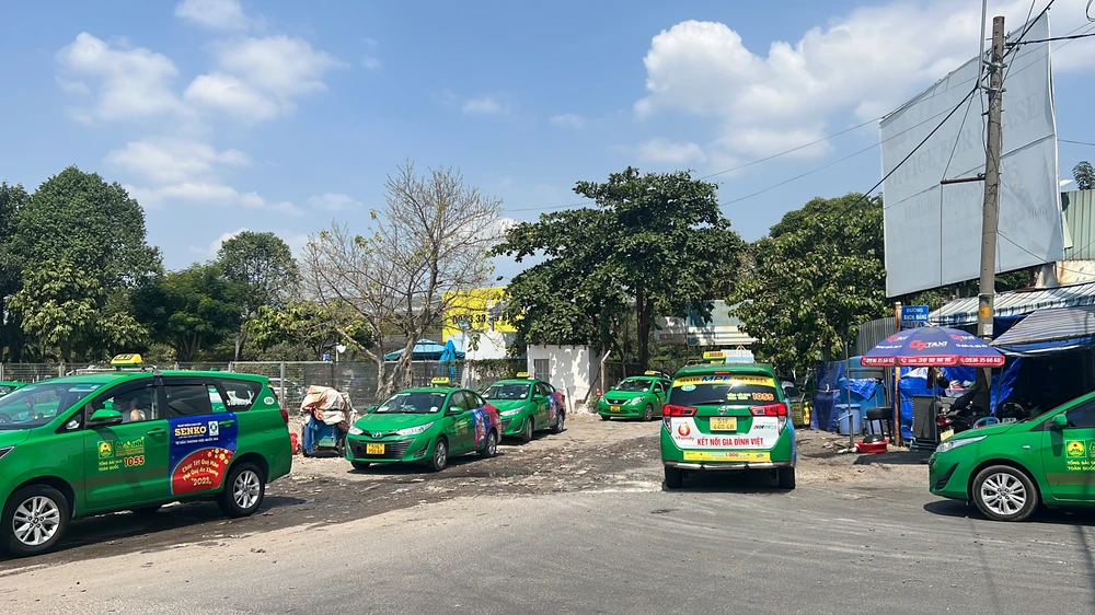 Bãi đệm xe taxi trước sân bay vẫn đang được khai thác. Ảnh: ĐÀO TRANG.