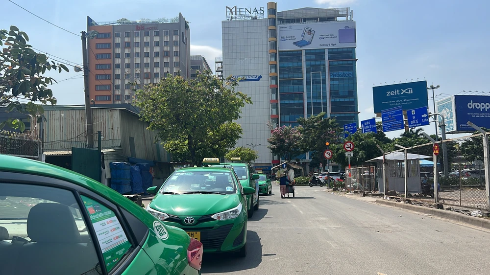 Theo Quyết định của UBND TP.HCM, ngày 6-2 chính là ngày cuối cùng bãi đệm xe taxi trước sân bay Tân Sơn Nhất được phép hoạt động. Ảnh: ĐT.