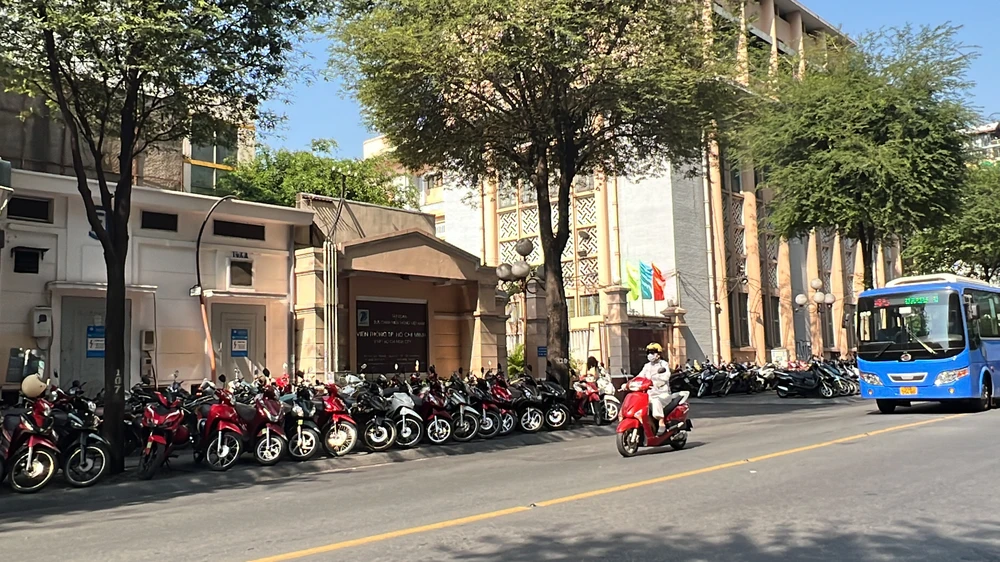 Khu vực đường Hai Bà Trưng, quận 1 (trước cổng Bưu điện TP) bỗng trở thành nơi trông giữ hàng loạt xe máy. Ảnh: ĐT.