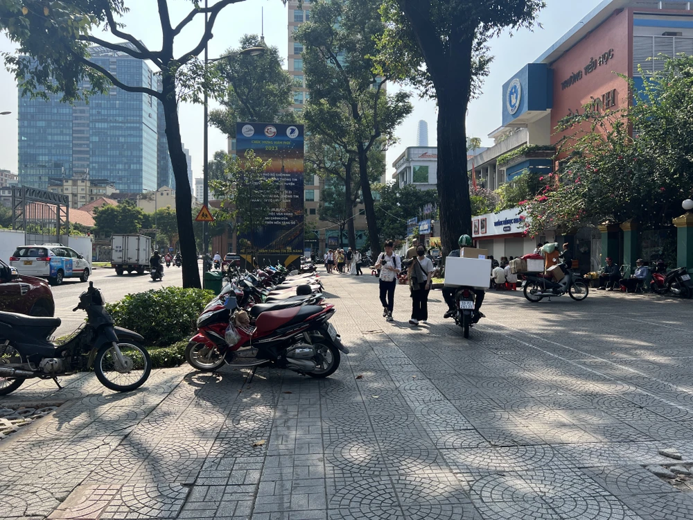 Vỉa hè trên đường Công xã Pari bị lấn chiếm để trông giữ xe máy, phục vụ cà phê bệt. Ảnh: ĐT.