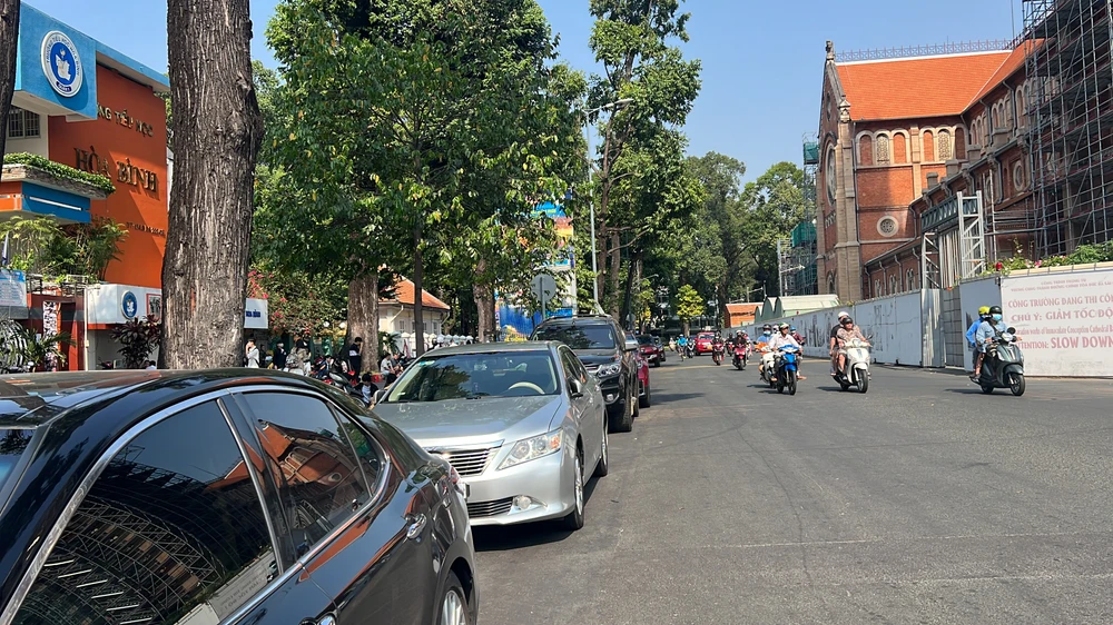 3 trường hợp khác sử dụng tạm thời một phần lòng đường phải đóng phí: Tổ chức các hoạt động văn hóa và điểm trông, giữ xe ô tô phục vụ các hoạt động văn hóa có thu tiền sử dụng; Điểm trung chuyển rác thải sinh hoạt của doanh nghiệp vệ sinh môi trường đô thị; Bố trí điểm trông, giữ xe có thu phí. Ảnh: ĐT.