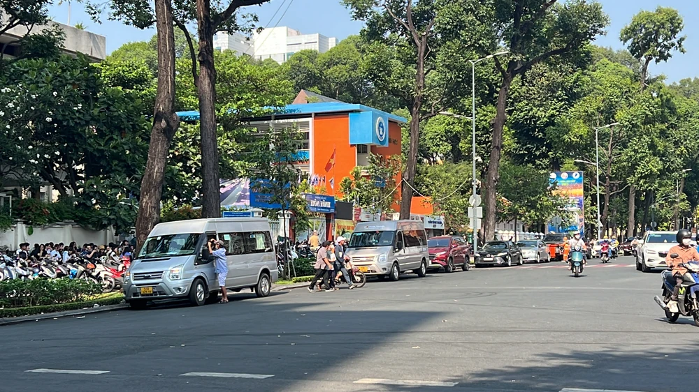 Cả khu vực Nhà thờ Đức Bà bị lấn chiếm để đậu xe, trông giữ xe máy. Ảnh: ĐT.