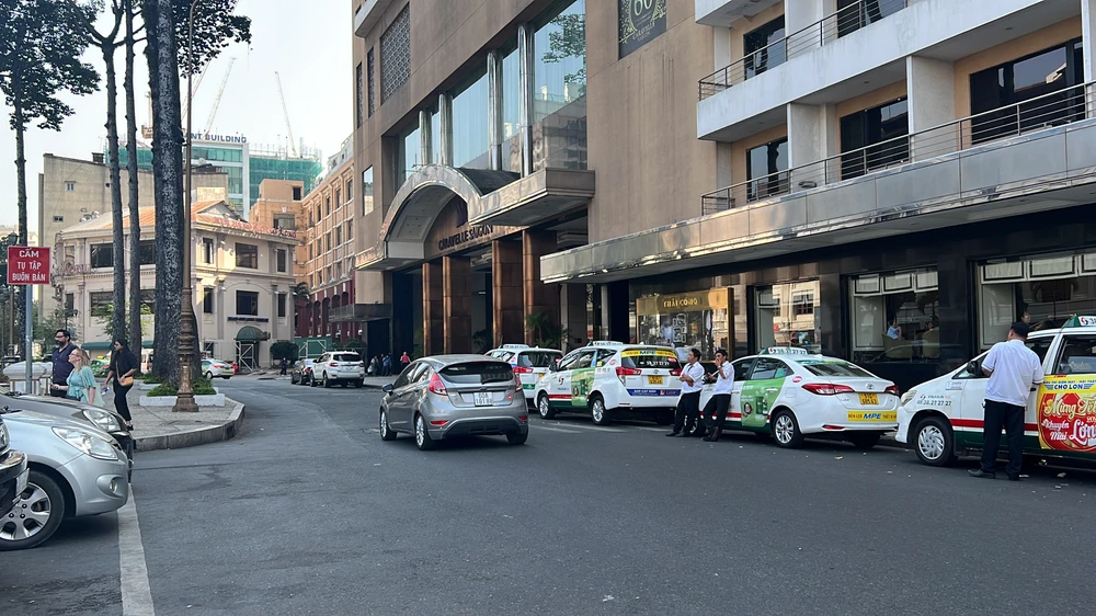 Hàng loạt ô tô đang dừng, đỗ dưới lòng đường, khu vực Nhà hát TP.HCM. Ảnh: ĐT.