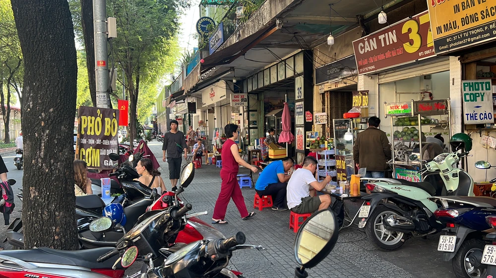 TP.HCM sẽ thu hồi giấy phép kinh doanh đối với các doanh nghiệp, đơn vị kinh doanh để xảy ra tình trạng đón trả khách sai quy định. Ảnh: ĐT