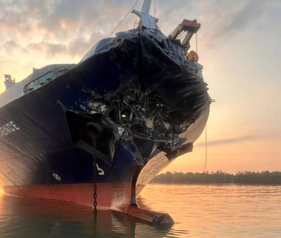 Hình ảnh chiếc tàu bị móp đầu. Ảnh: Cảng vụ Hàng hải TP.HCM cung cấp.
