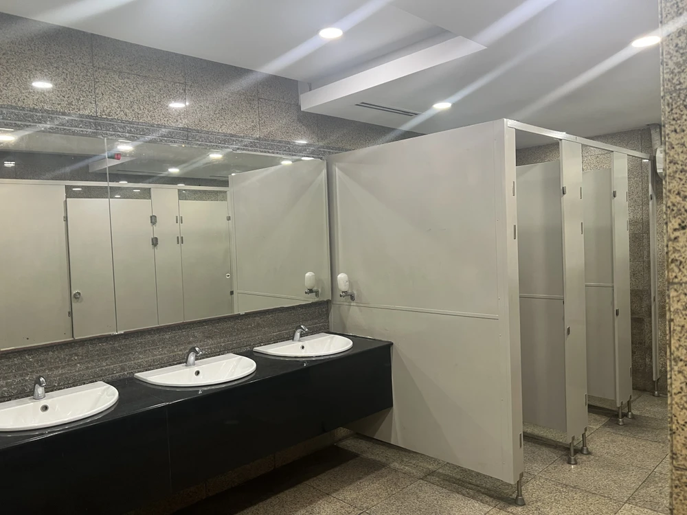 Nhà vệ sinh ở phố đi bộ Nguyễn Huệ sạch sẽ, có nhân viên vệ sinh dọn dẹp thường xuyên. Ảnh: ĐÀO TRANG.