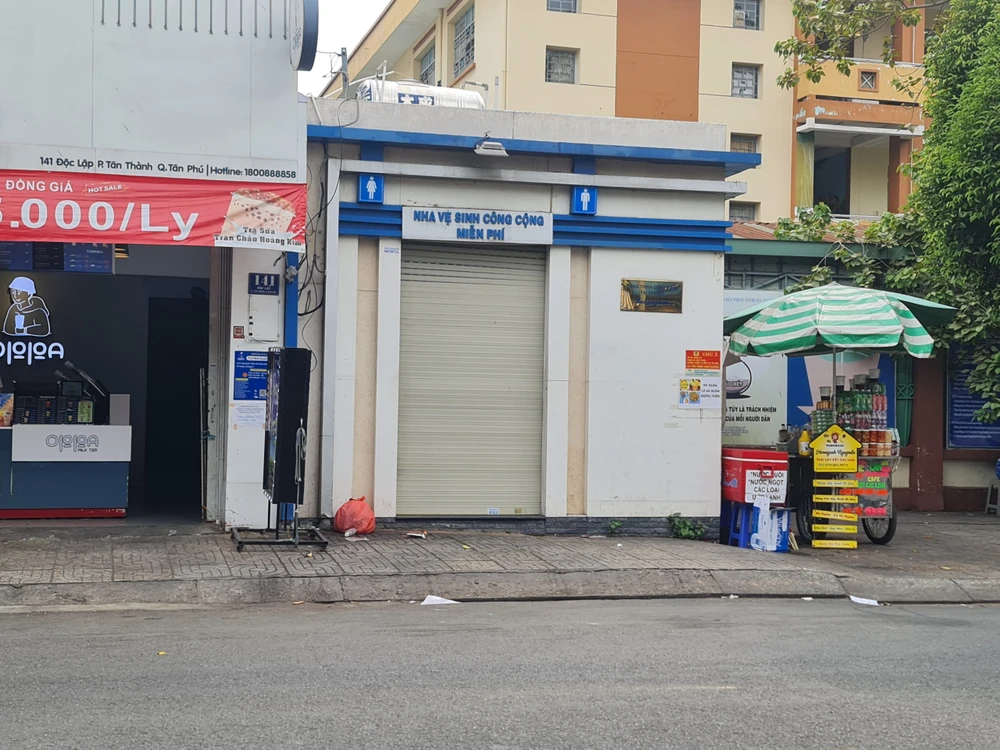 Nhà vệ sinh đóng cửa ở quận Tân Phú, trong khi nhu cầu đi vệ sinh của người dân là rất lớn. Ảnh: NGUYỄN CHÂU.