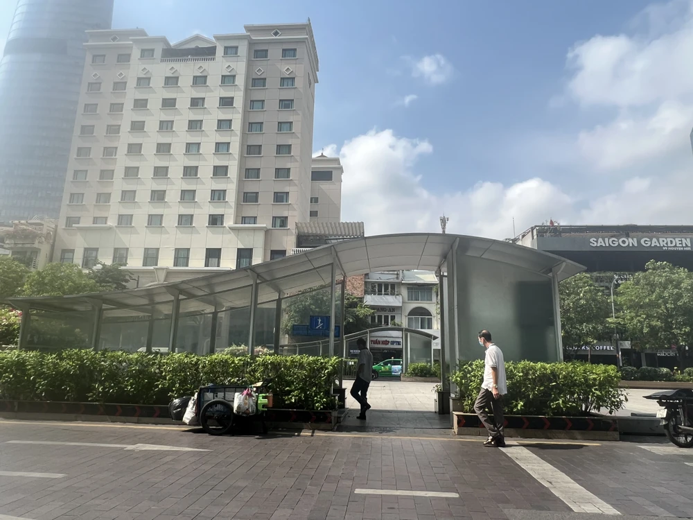 Nhà vệ sinh trên phố đi bộ Nguyễn Huệ tấp nập người ra vào. Ảnh: ĐÀO TRANG.