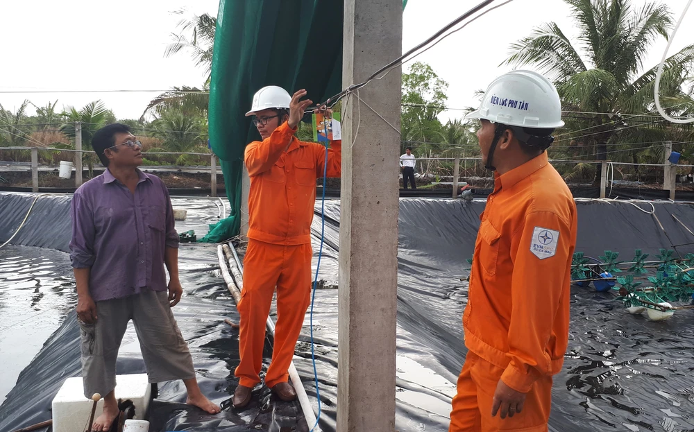Công nhân điện tuyên truyền sử dụng điện an toàn và hướng dẫn các biện phòng tránh tai nạn điện khu vực nhà dân tại Cà Mau.