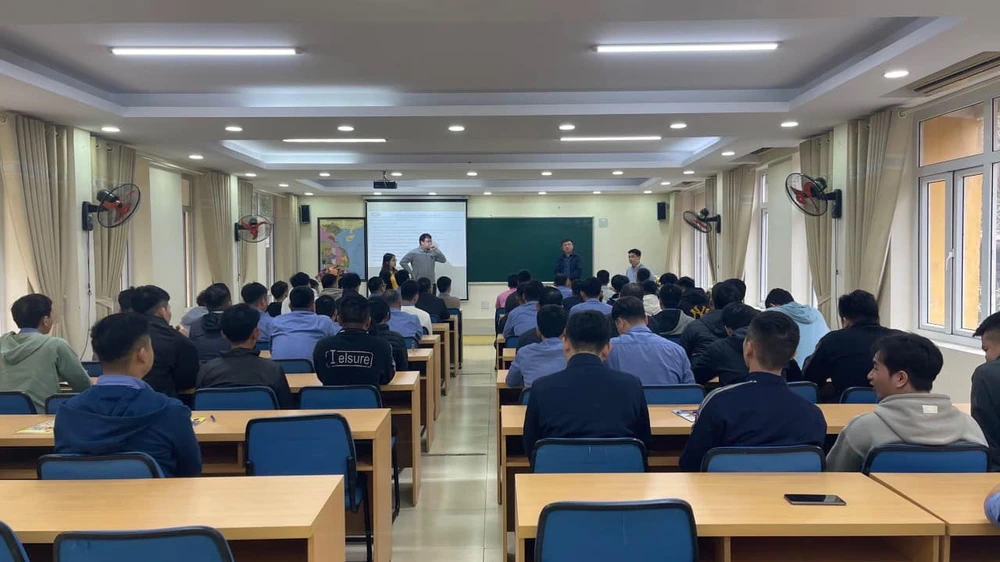 Các kỹ thuật viên lái tàu tuyến metro số 1 đang được đào tạo tại Hà Nội. Ảnh: Công ty TNHH MTV Đường sắt đô thị số 1.